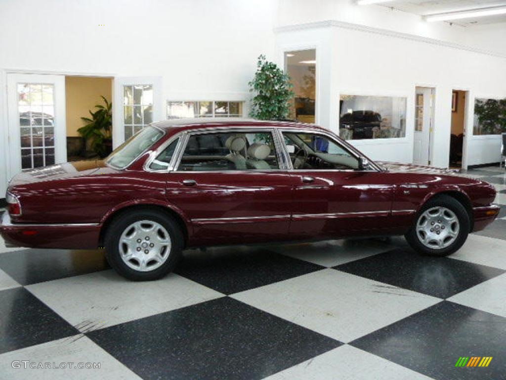 2001 XJ Vanden Plas - Carnival Red Metallic / Ivory photo #4