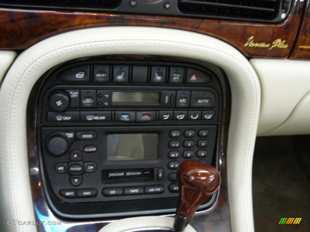 2001 XJ Vanden Plas - Carnival Red Metallic / Ivory photo #13