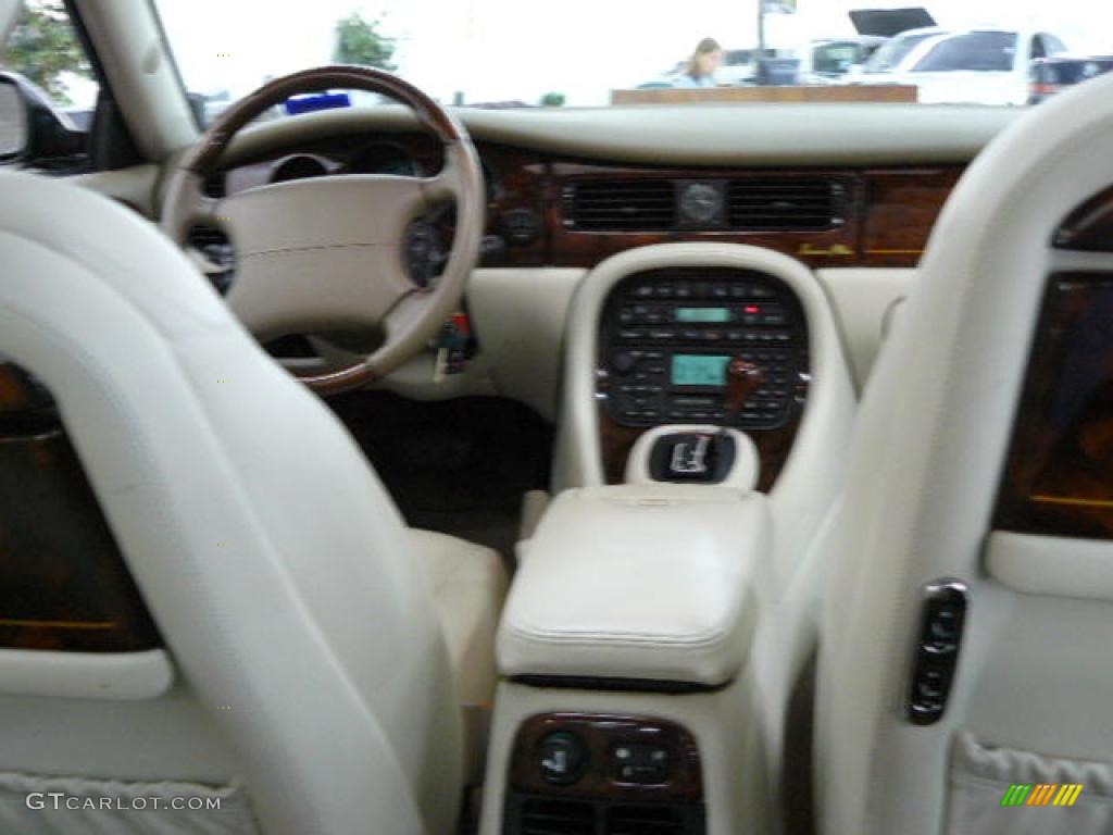2001 XJ Vanden Plas - Carnival Red Metallic / Ivory photo #20