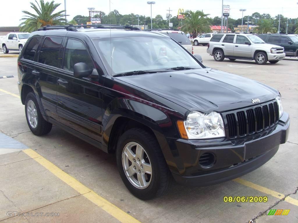 2005 Grand Cherokee Laredo - Brilliant Black Crystal Pearl / Khaki photo #6