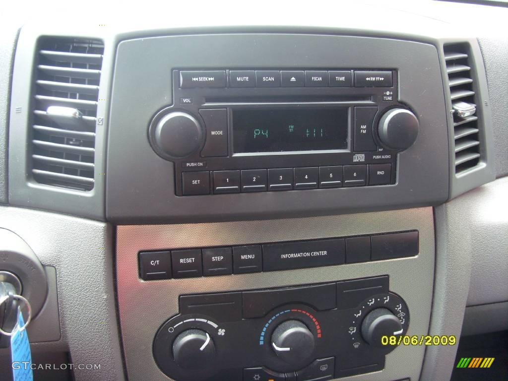 2005 Grand Cherokee Laredo - Brilliant Black Crystal Pearl / Khaki photo #16