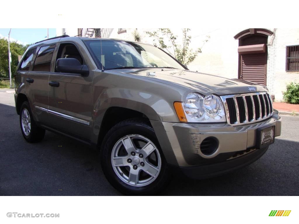 2005 Grand Cherokee Laredo 4x4 - Light Khaki Metallic / Khaki photo #2