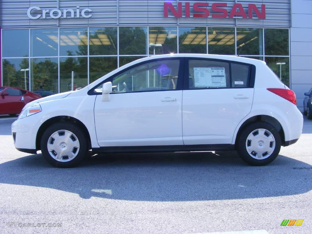 2009 Versa 1.8 S Hatchback - Fresh Powder / Beige photo #1