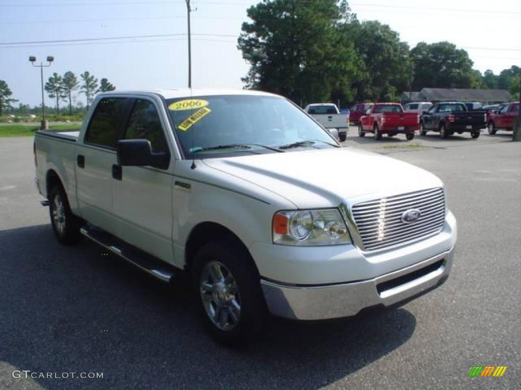 2006 F150 XLT SuperCrew - Oxford White / Medium/Dark Flint photo #3
