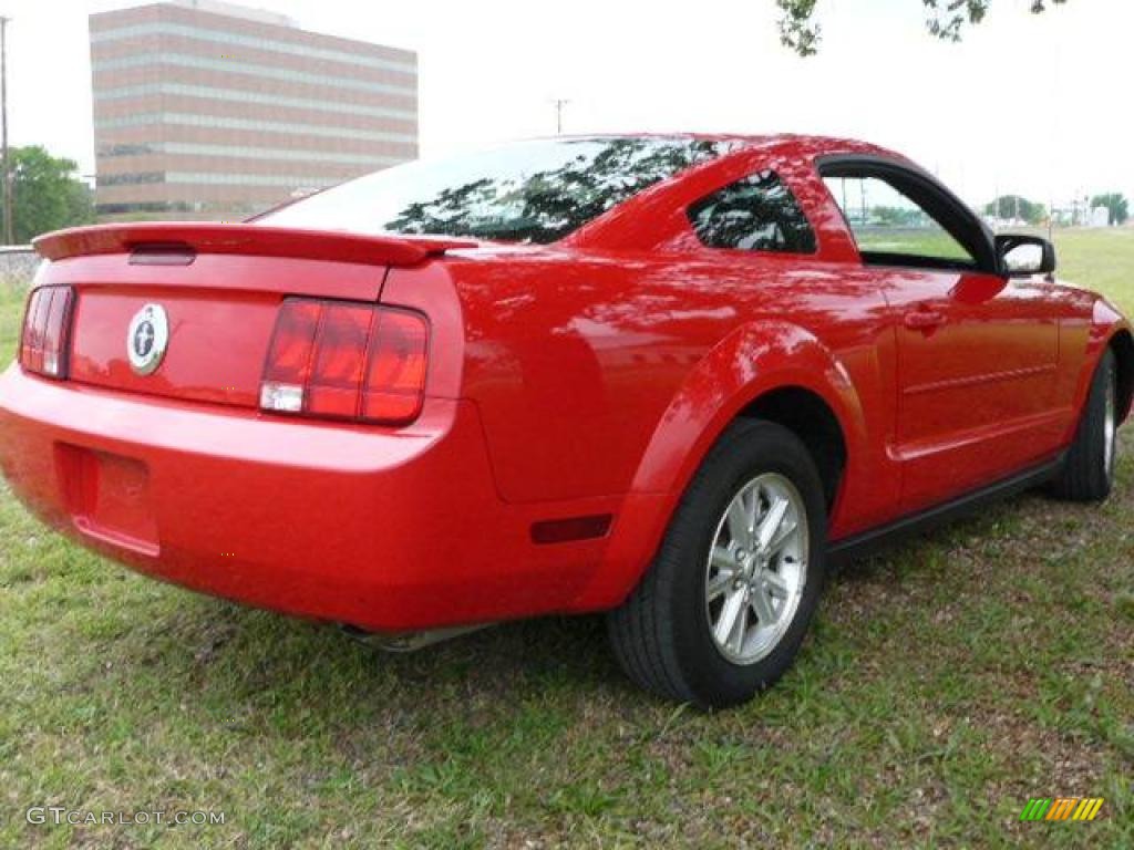 2007 Mustang V6 Deluxe Coupe - Torch Red / Light Graphite photo #4