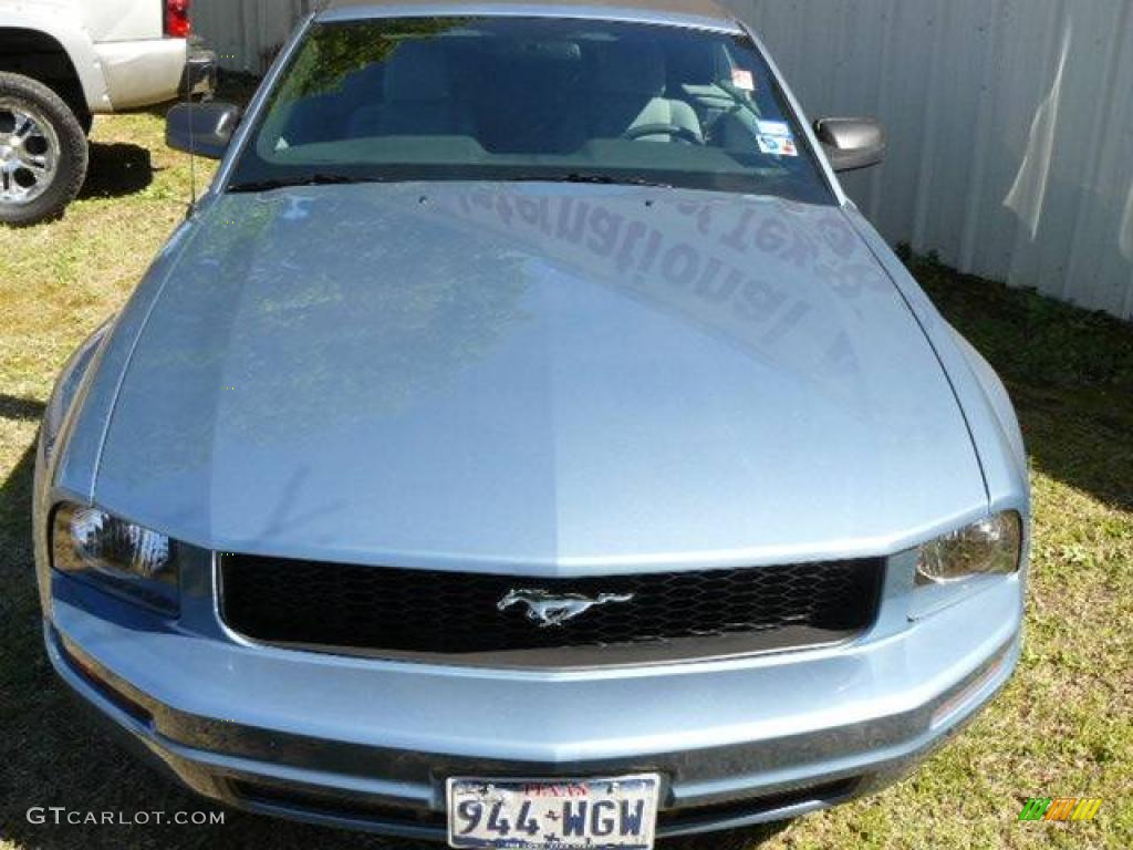 2007 Mustang V6 Deluxe Convertible - Windveil Blue Metallic / Dark Charcoal photo #2