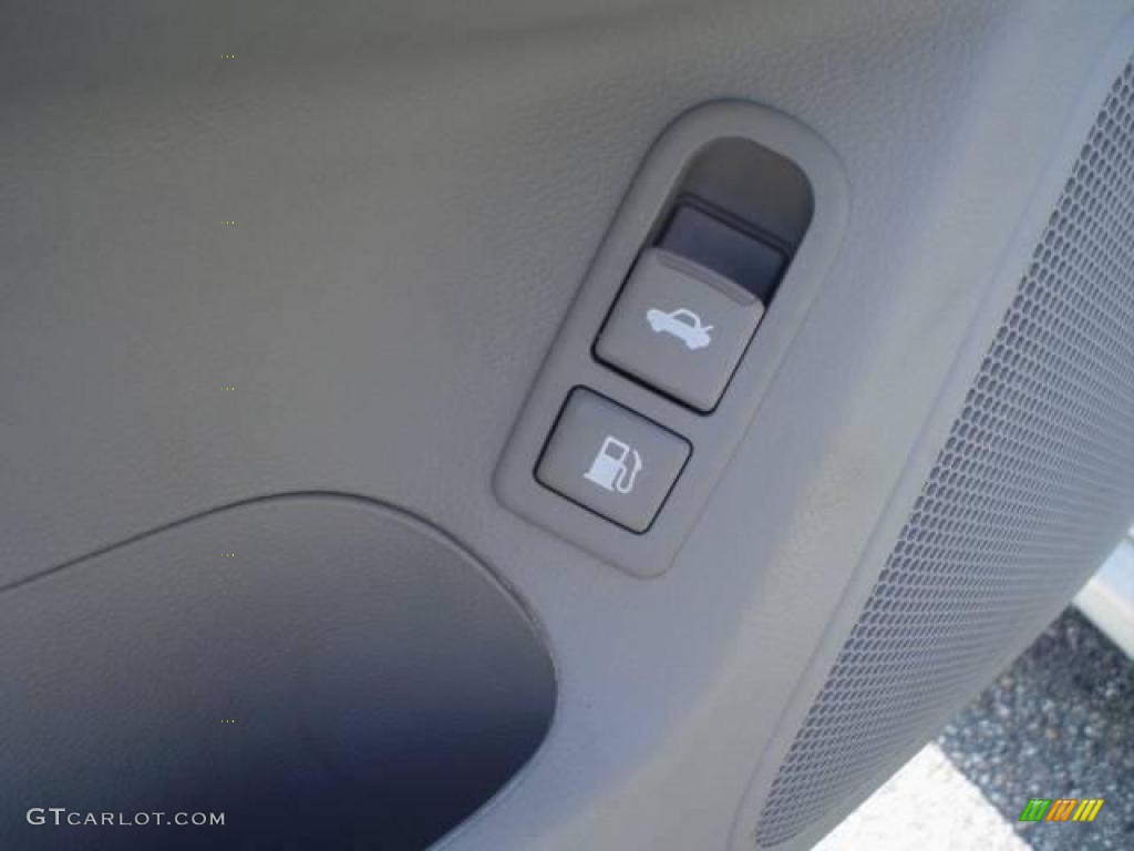 2007 Optima LX - Clear White / Gray photo #22
