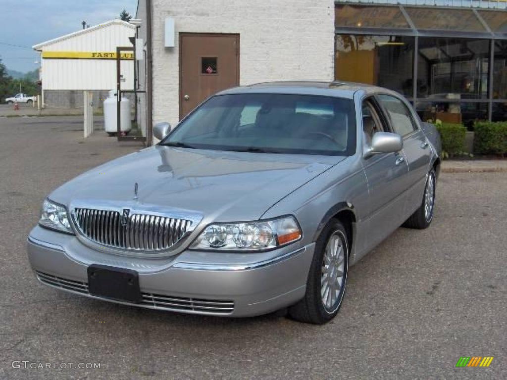 2003 Town Car Signature - Silver Birch Metallic / Dark Stone/Medium Light Stone photo #4