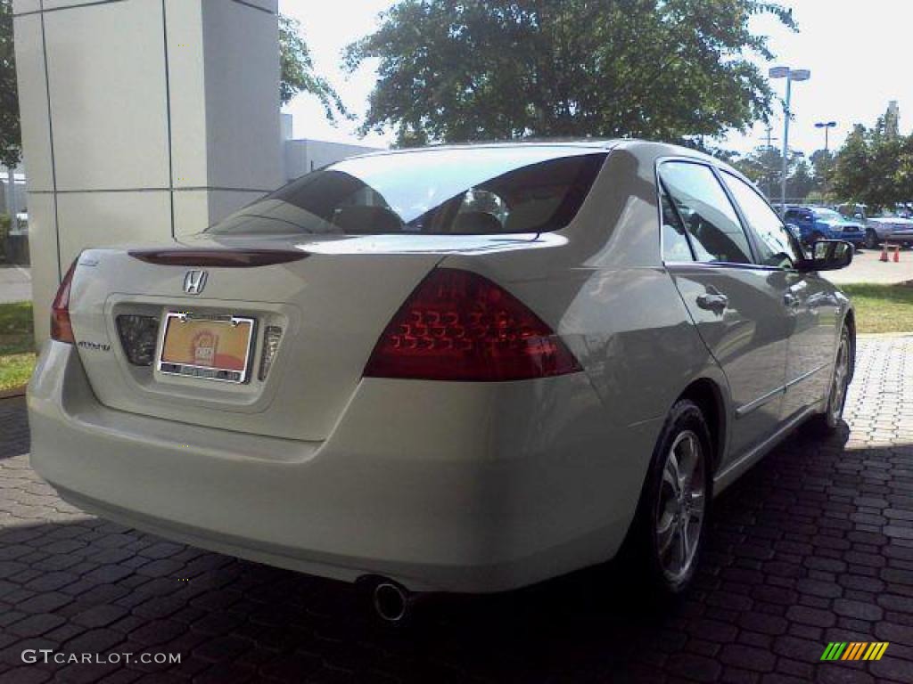 2007 Accord SE Sedan - Taffeta White / Ivory photo #17