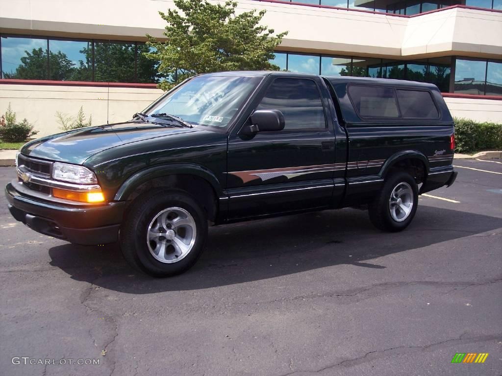 2002 S10 LS Regular Cab - Forest Green Metallic / Graphite photo #1