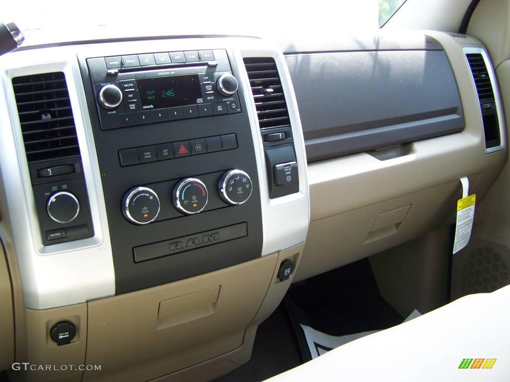 2009 Ram 1500 Big Horn Edition Quad Cab 4x4 - Austin Tan Pearl / Light Pebble Beige/Bark Brown photo #17