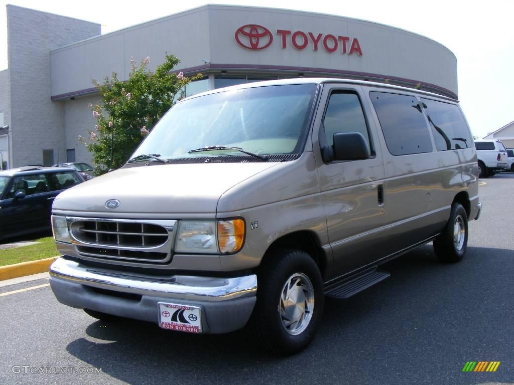 2002 E Series Van E150 XLT Passenger - Light Parchment Gold Metallic / Medium Parchment photo #1