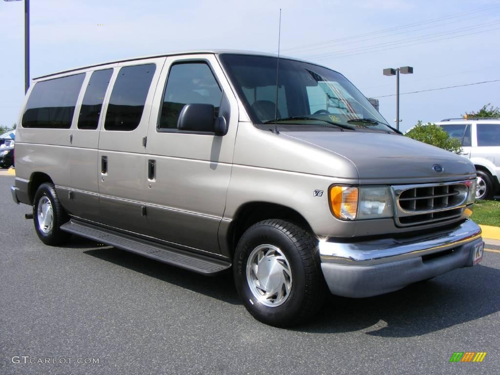 2002 E Series Van E150 XLT Passenger - Light Parchment Gold Metallic / Medium Parchment photo #2