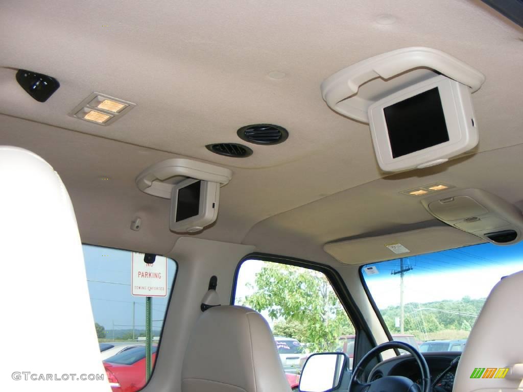 2002 E Series Van E150 XLT Passenger - Light Parchment Gold Metallic / Medium Parchment photo #8