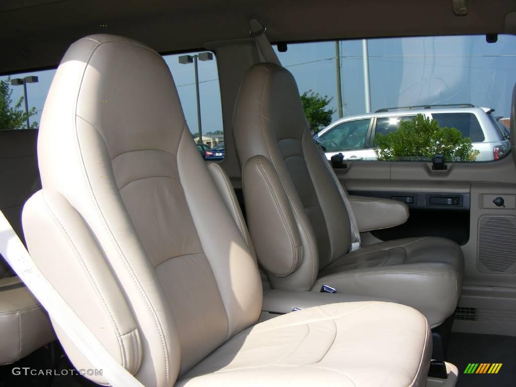 2002 E Series Van E150 XLT Passenger - Light Parchment Gold Metallic / Medium Parchment photo #12