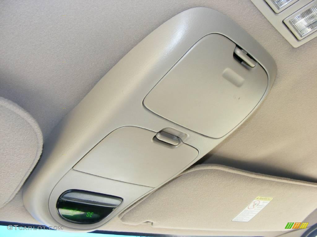 2002 E Series Van E150 XLT Passenger - Light Parchment Gold Metallic / Medium Parchment photo #14