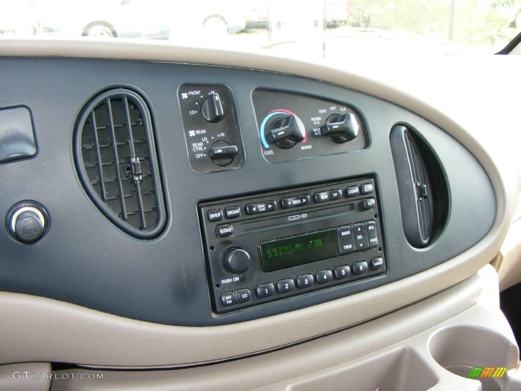 2002 E Series Van E150 XLT Passenger - Light Parchment Gold Metallic / Medium Parchment photo #15