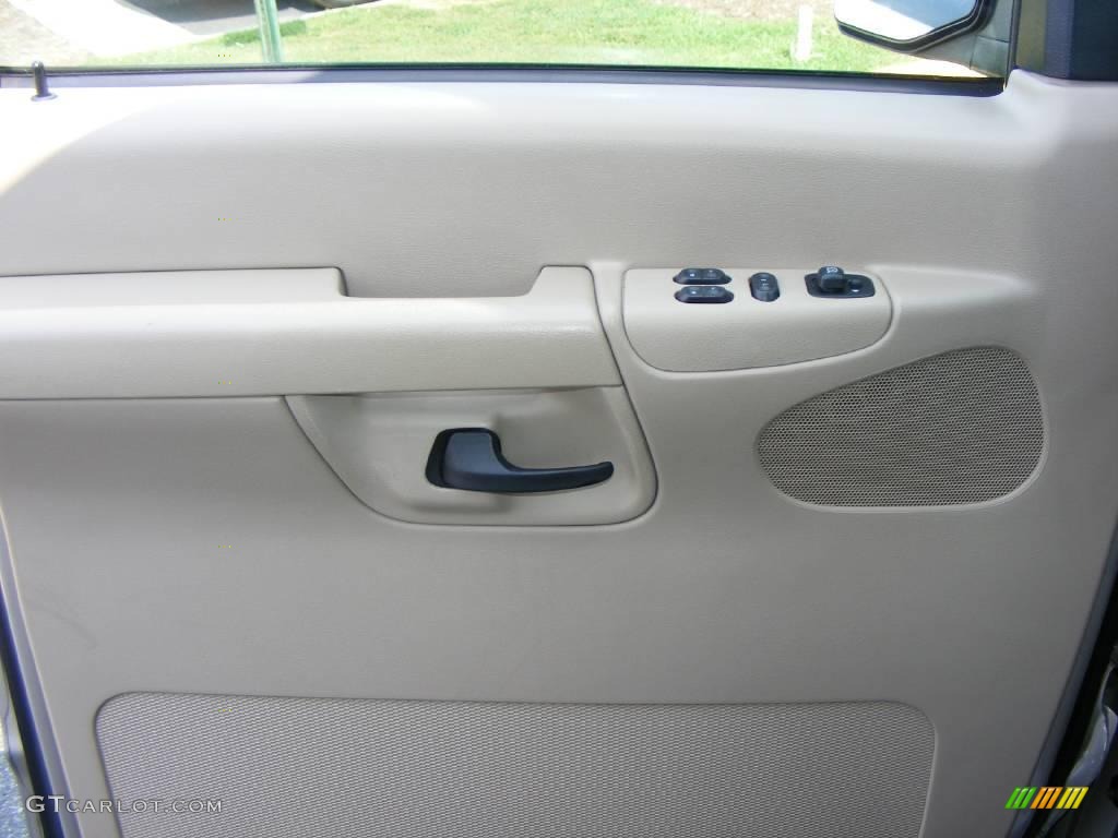 2002 E Series Van E150 XLT Passenger - Light Parchment Gold Metallic / Medium Parchment photo #17