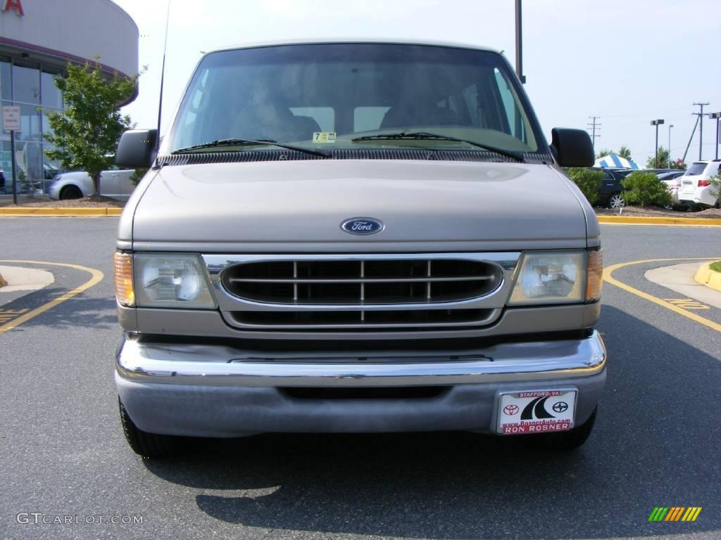 2002 E Series Van E150 XLT Passenger - Light Parchment Gold Metallic / Medium Parchment photo #18