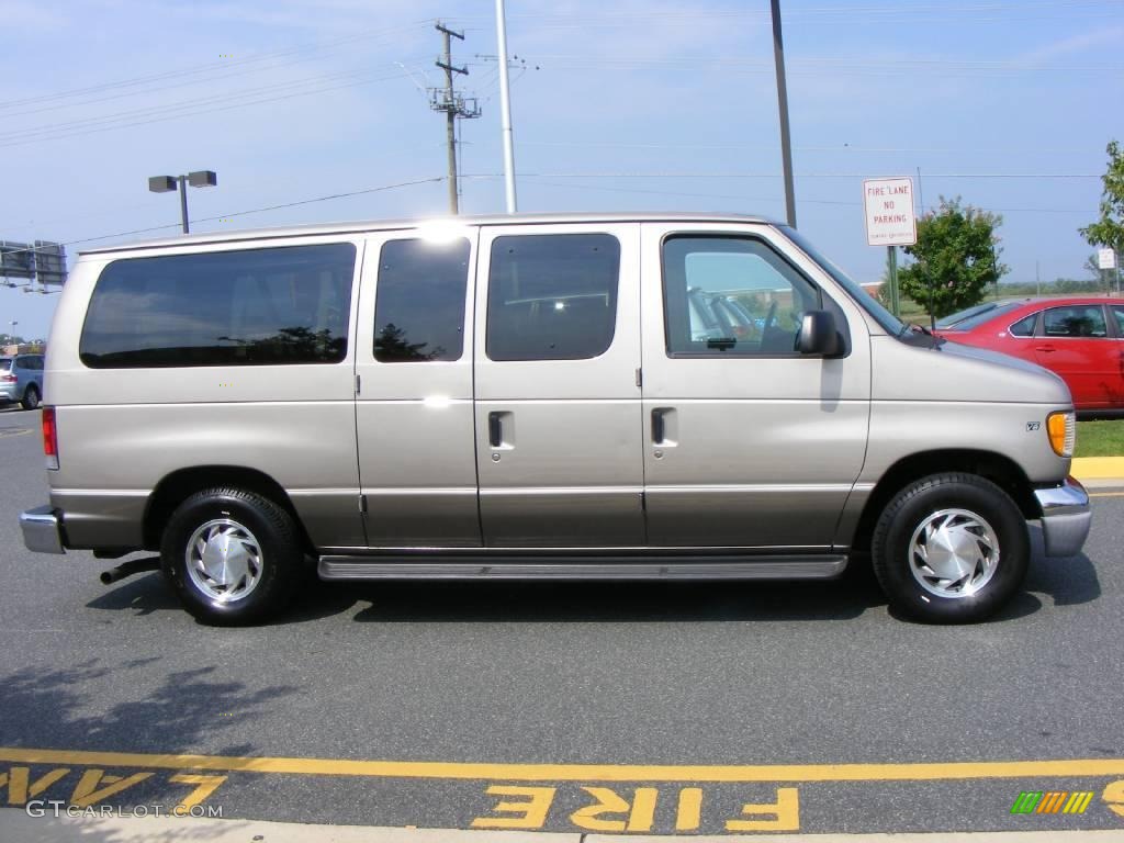 2002 E Series Van E150 XLT Passenger - Light Parchment Gold Metallic / Medium Parchment photo #19