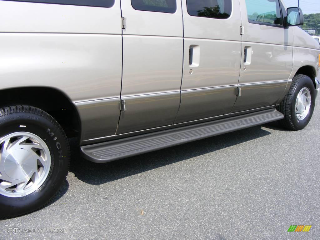 2002 E Series Van E150 XLT Passenger - Light Parchment Gold Metallic / Medium Parchment photo #22