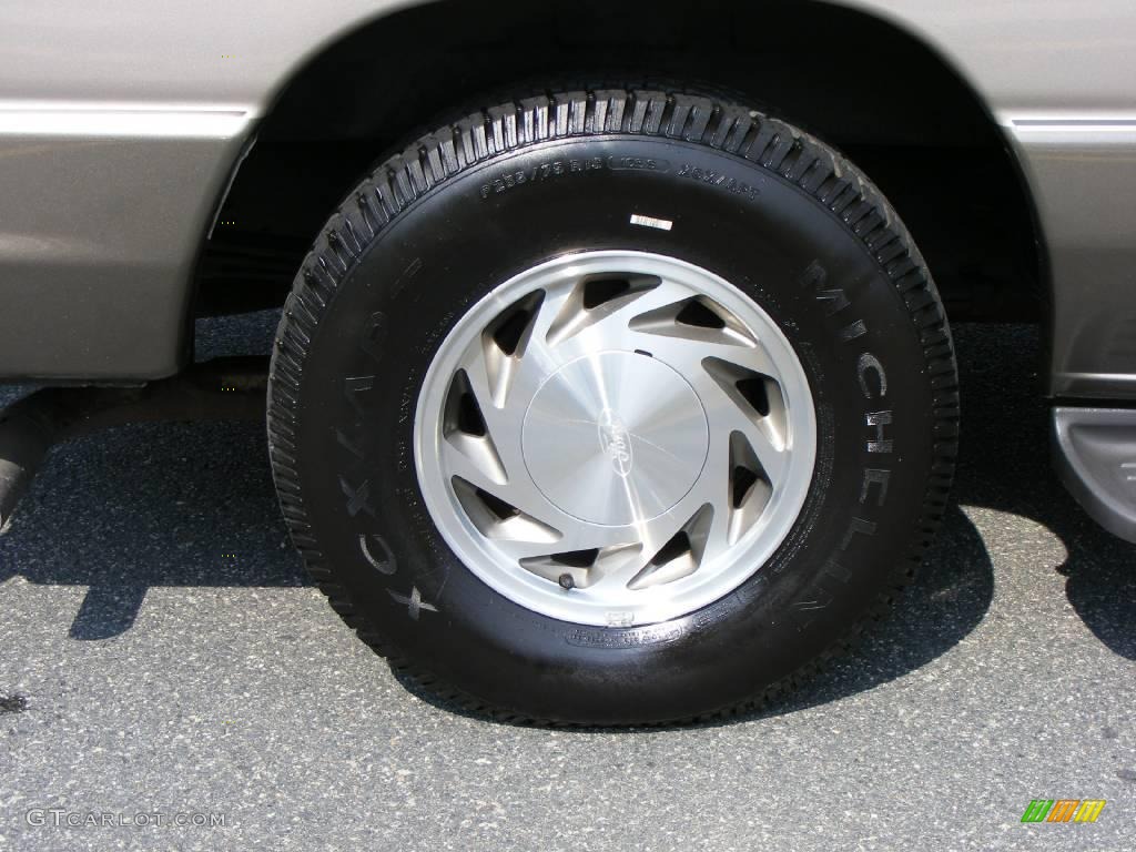 2002 E Series Van E150 XLT Passenger - Light Parchment Gold Metallic / Medium Parchment photo #23