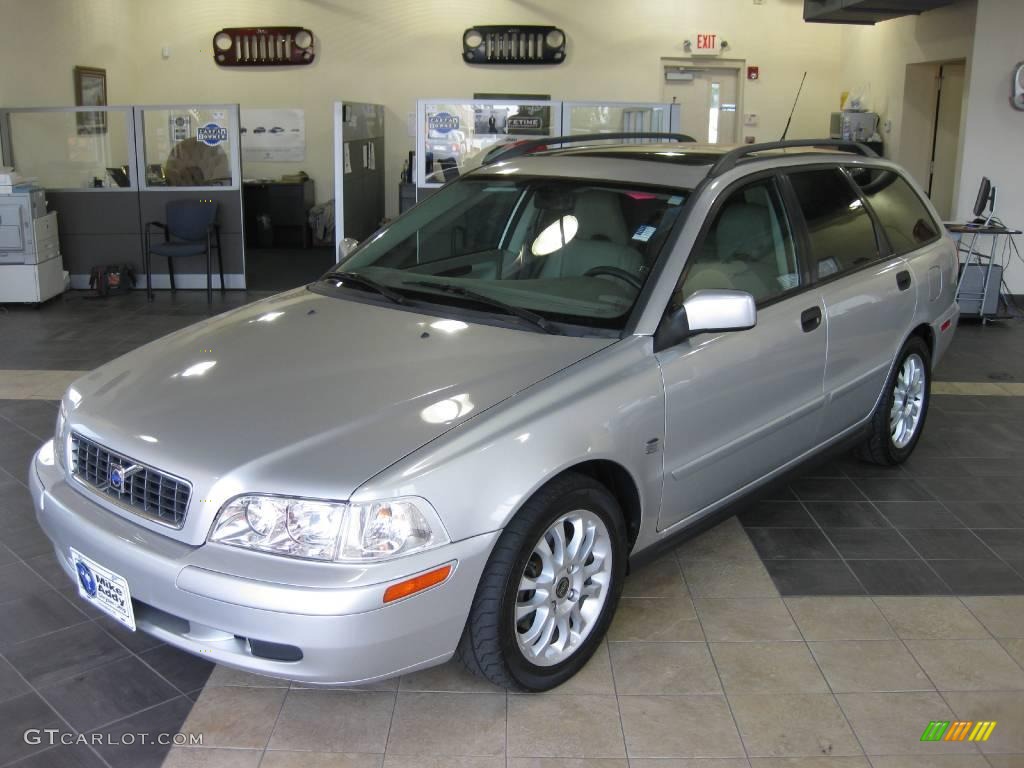 2004 V40  - Silver Metallic / Light Taupe photo #1
