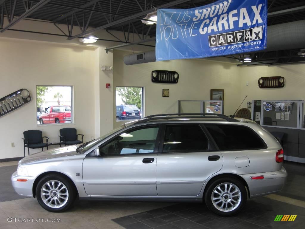 2004 V40  - Silver Metallic / Light Taupe photo #2