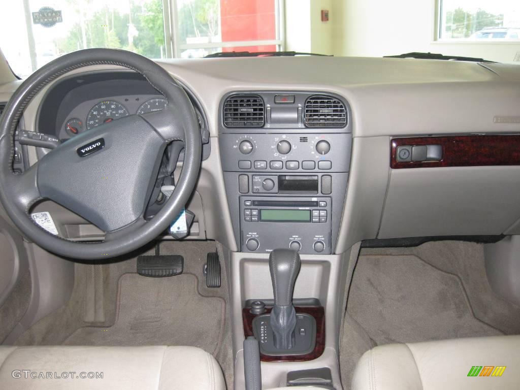 2004 V40  - Silver Metallic / Light Taupe photo #5
