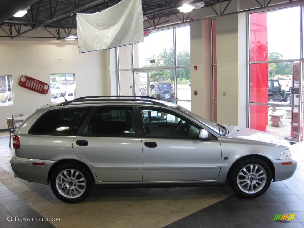 2004 V40  - Silver Metallic / Light Taupe photo #12