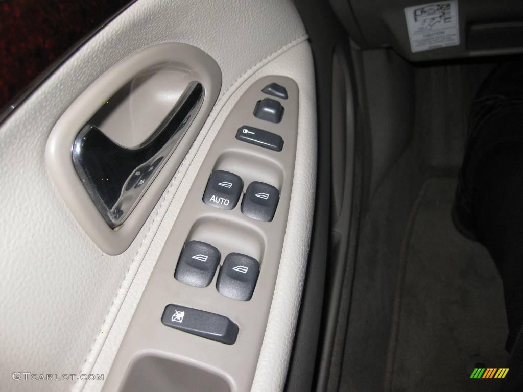 2004 V40  - Silver Metallic / Light Taupe photo #17