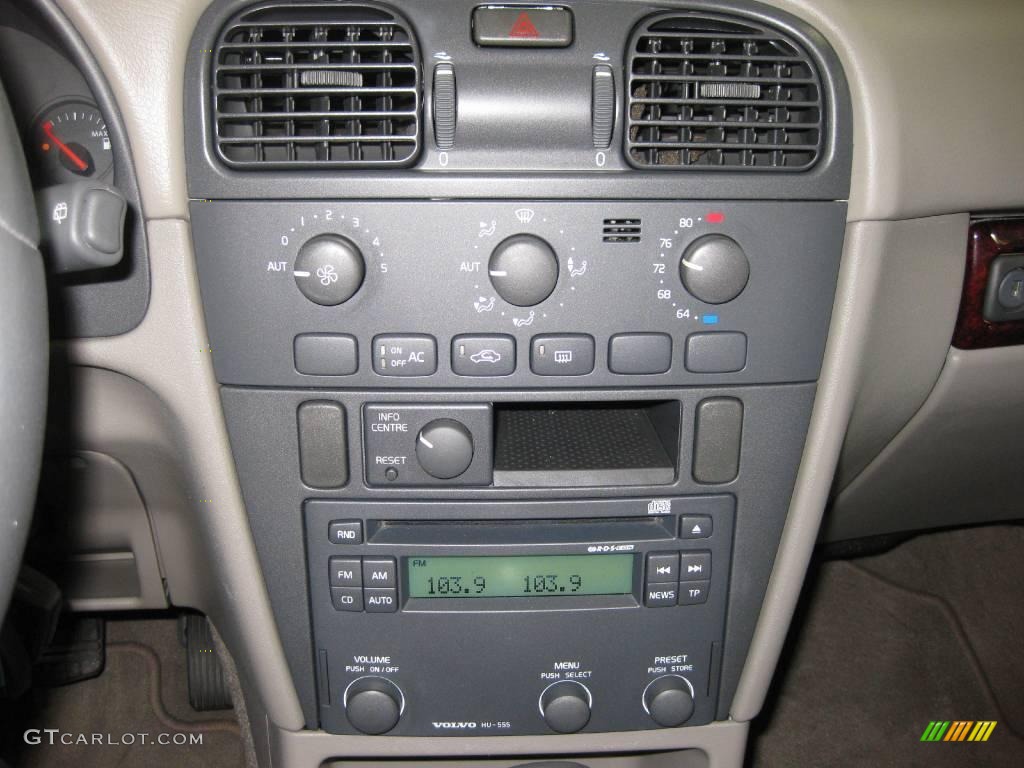2004 V40  - Silver Metallic / Light Taupe photo #19