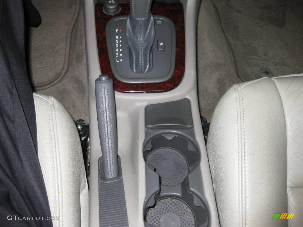 2004 V40  - Silver Metallic / Light Taupe photo #23