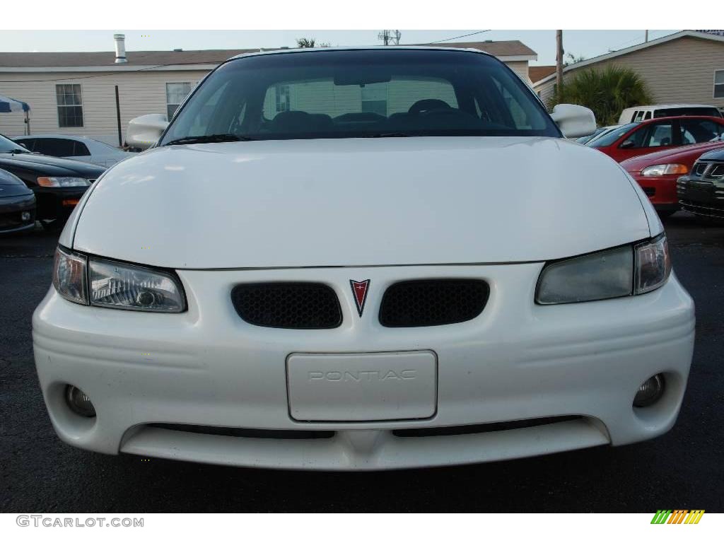 2002 Grand Prix SE Sedan - Ivory White / Graphite photo #5