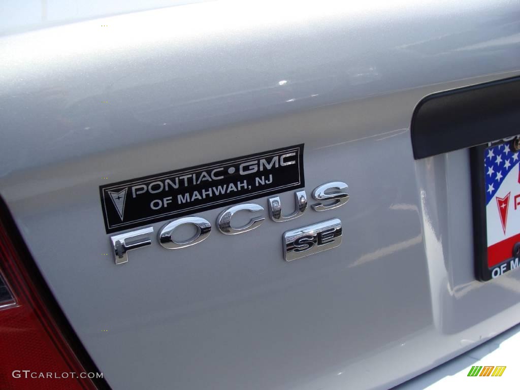 2007 Focus ZX4 SE Sedan - CD Silver Metallic / Charcoal/Light Flint photo #8