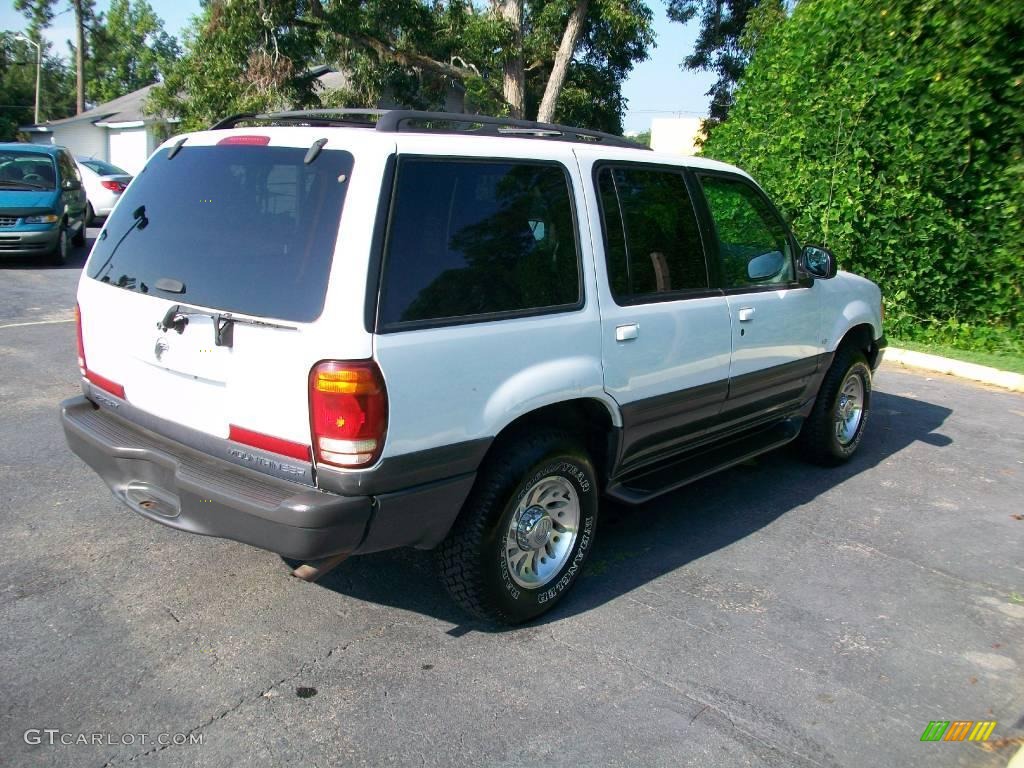 2000 Mountaineer V8 AWD - Oxford White / Medium Graphite photo #3