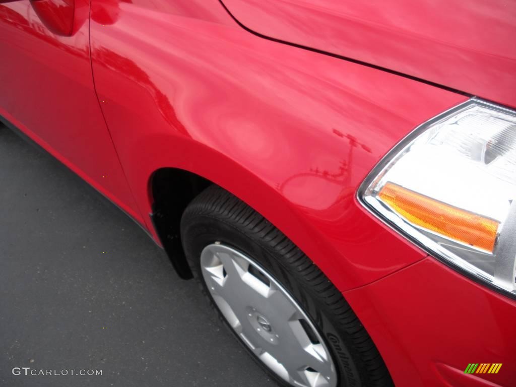 2008 Versa 1.8 S Hatchback - Red Alert / Charcoal photo #4