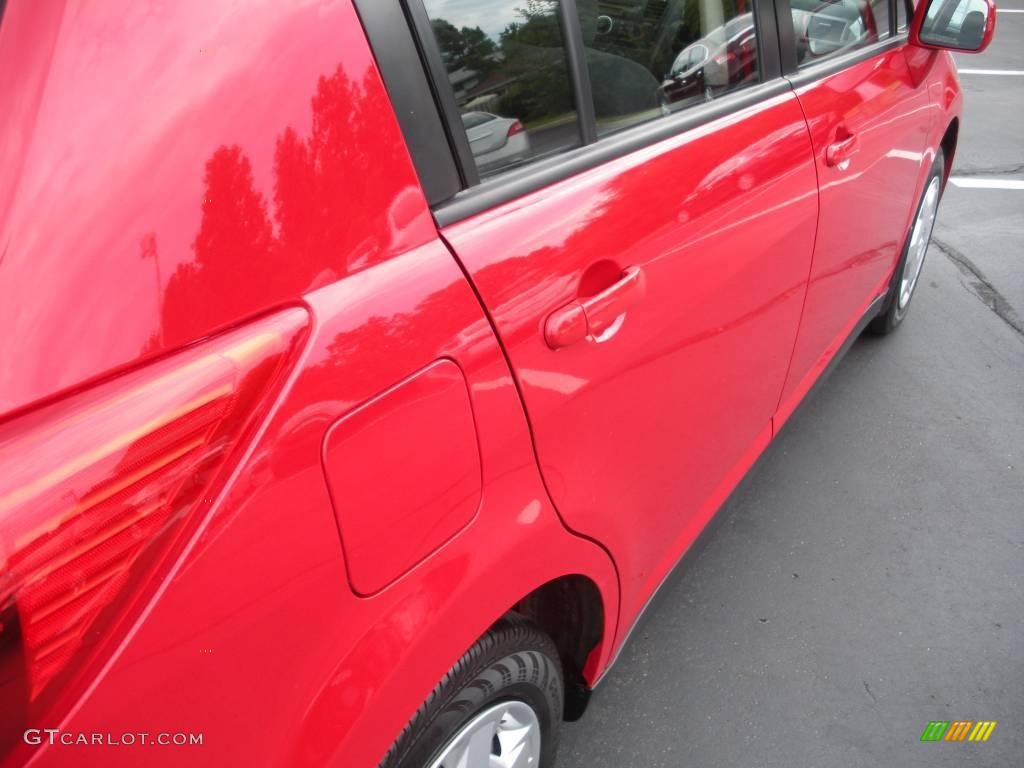 2008 Versa 1.8 S Hatchback - Red Alert / Charcoal photo #6