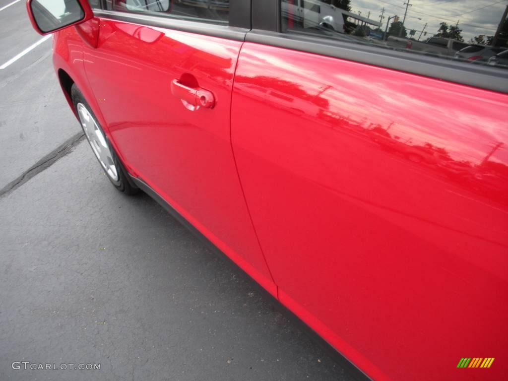 2008 Versa 1.8 S Hatchback - Red Alert / Charcoal photo #9