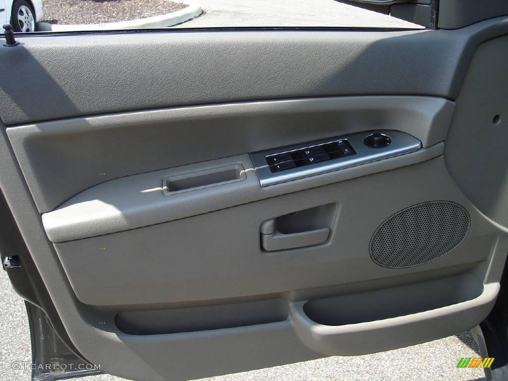 2006 Grand Cherokee Laredo 4x4 - Dark Khaki Pearl / Khaki photo #20