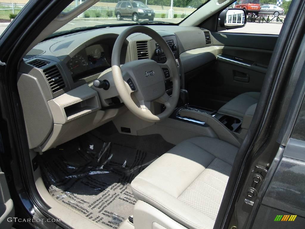 2006 Grand Cherokee Laredo 4x4 - Dark Khaki Pearl / Khaki photo #22