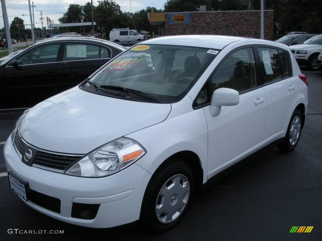 2009 Versa 1.8 S Hatchback - Fresh Powder / Beige photo #1