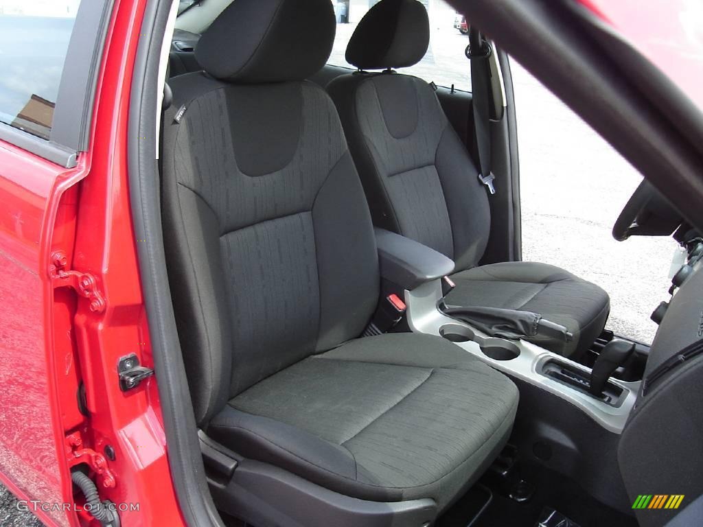 2008 Focus SE Sedan - Vermillion Red / Charcoal Black photo #14