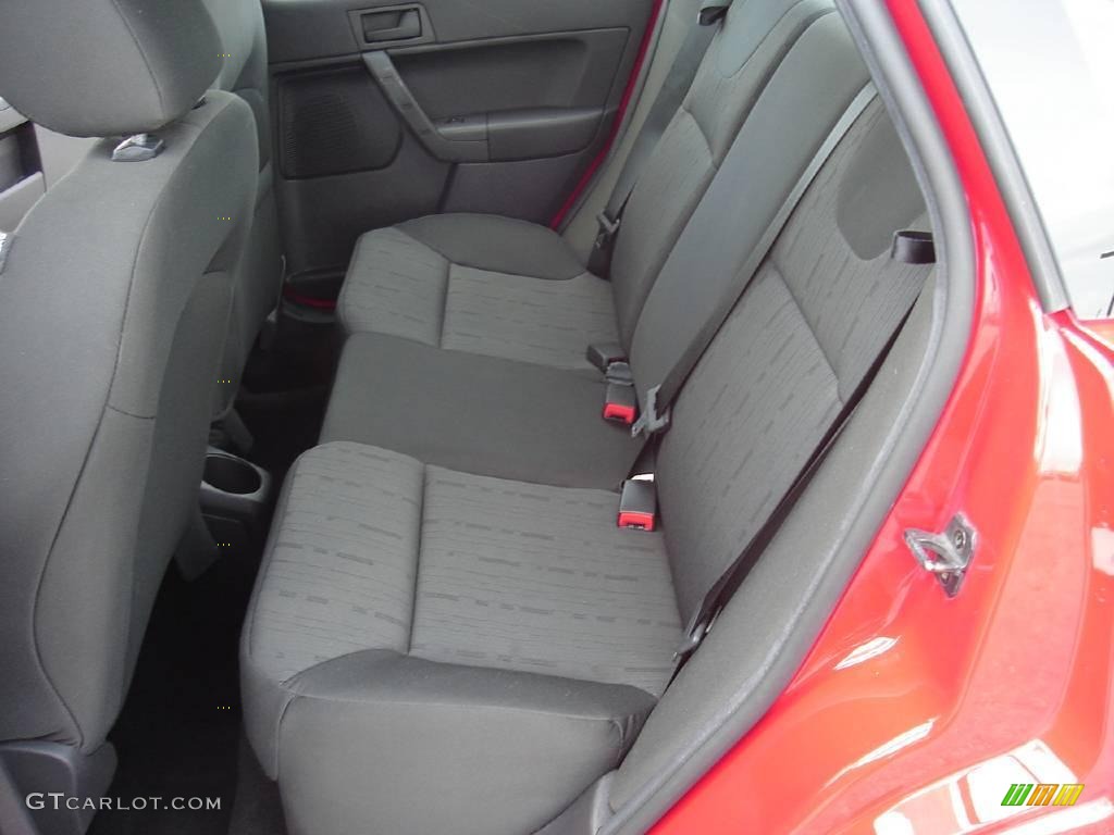 2008 Focus SE Sedan - Vermillion Red / Charcoal Black photo #16