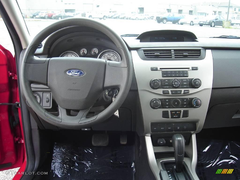 2008 Focus SE Sedan - Vermillion Red / Charcoal Black photo #17