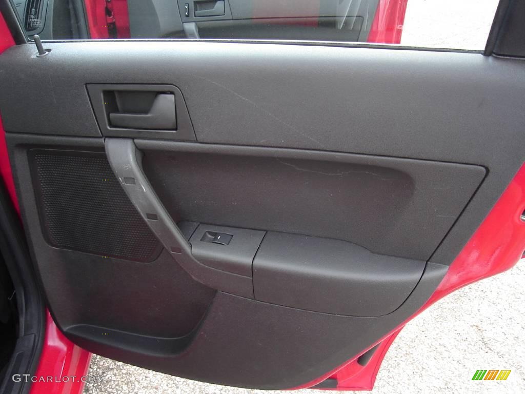 2008 Focus SE Sedan - Vermillion Red / Charcoal Black photo #18