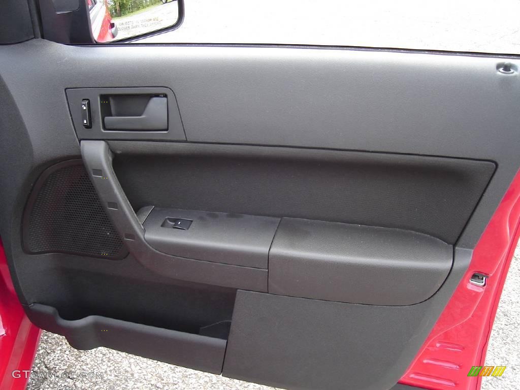 2008 Focus SE Sedan - Vermillion Red / Charcoal Black photo #19