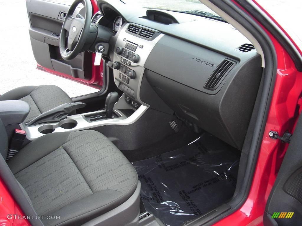 2008 Focus SE Sedan - Vermillion Red / Charcoal Black photo #20