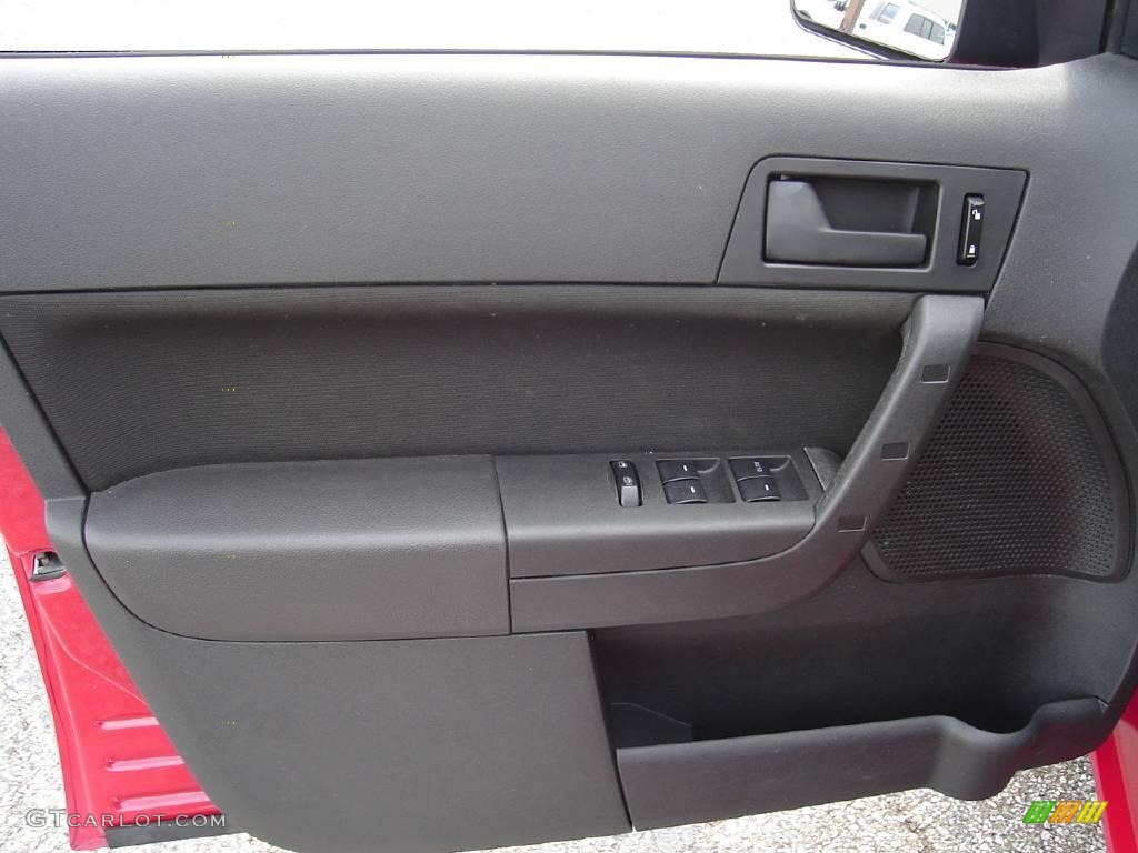 2008 Focus SE Sedan - Vermillion Red / Charcoal Black photo #22