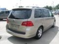 2009 Blonde Maple Volkswagen Routan SE  photo #10